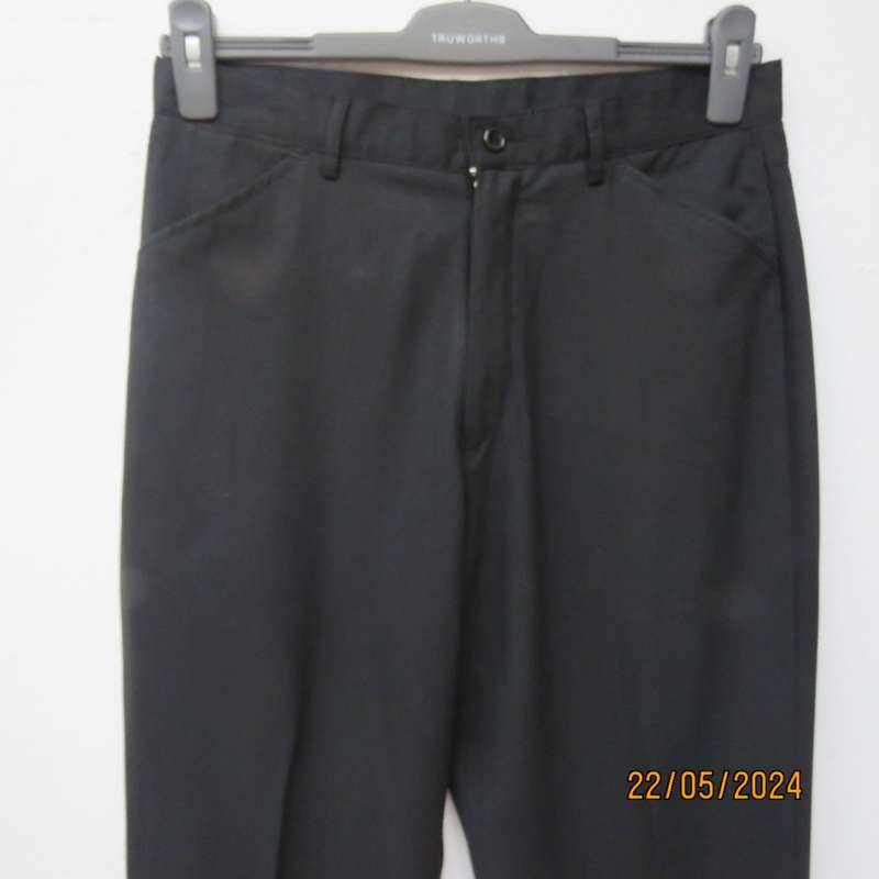 Very black Men`s poly/viscose light weight pants by CIGNAL size 32. Back flap pockets. Brand new con