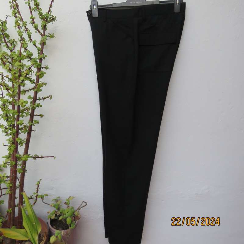 Very black Men`s poly/viscose light weight pants by CIGNAL size 32. Back flap pockets. Brand new con