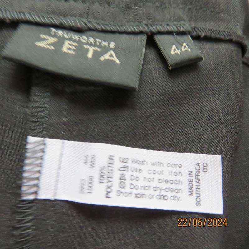 Stunning dress pants in black polyester with vague grey check. By ZETA size 44/20. Brand new cond.