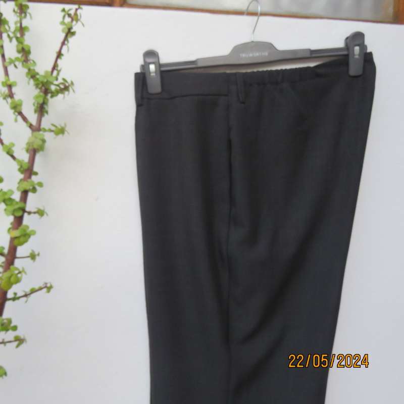 Stunning dress pants in black polyester with vague grey check. By ZETA size 44/20. Brand new cond.
