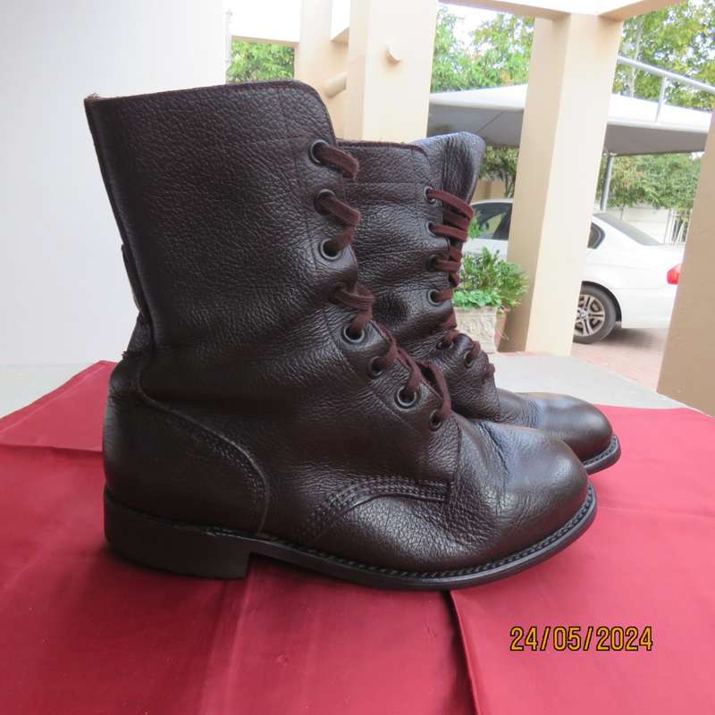 SADF brown genuine leather army boots in size  7. Army size 255. Issued in 2009 by DWS. As new.