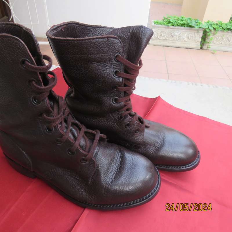 SADF brown genuine leather army boots in size  7. Army size 255. Issued in 2009 by DWS. As new.