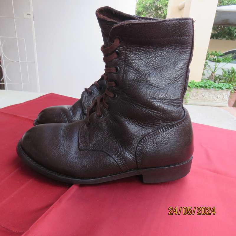 SADF brown genuine leather army boots in size  7. Army size 255. Issued in 2009 by DWS. As new.