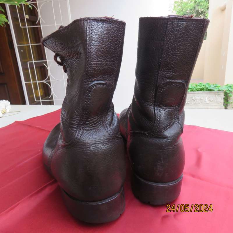 SADF brown genuine leather army boots in size  7. Army size 255. Issued in 2009 by DWS. As new.