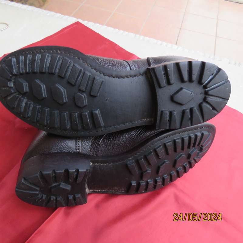 SADF brown genuine leather army boots in size  7. Army size 255. Issued in 2009 by DWS. As new.