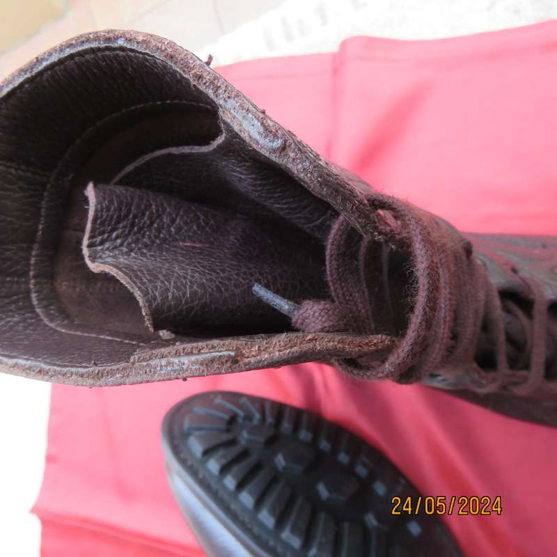 SADF brown genuine leather army boots in size  7. Army size 255. Issued in 2009 by DWS. As new.