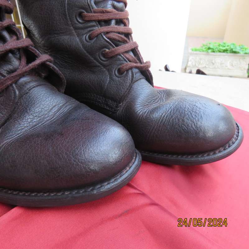 SADF brown genuine leather army boots in size  7. Army size 255. Issued in 2010 by DWS. As new.