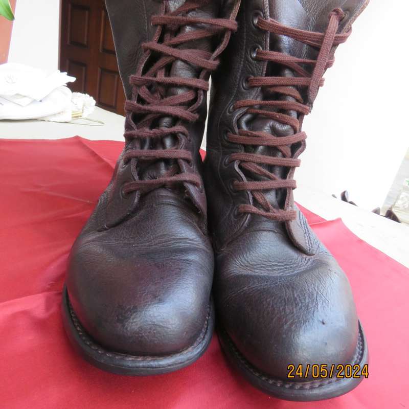 SADF brown genuine leather army boots in size  7. Army size 255. Issued in 2010 by DWS. As new.