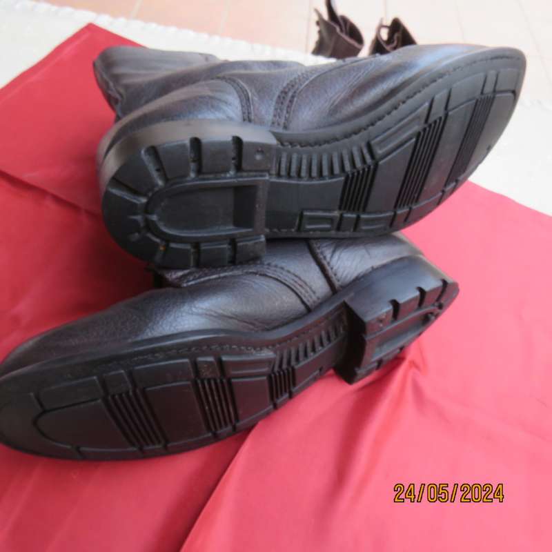 SADF brown genuine leather army boots in size  7. Army size 255. Issued in 2010 by DWS. As new.