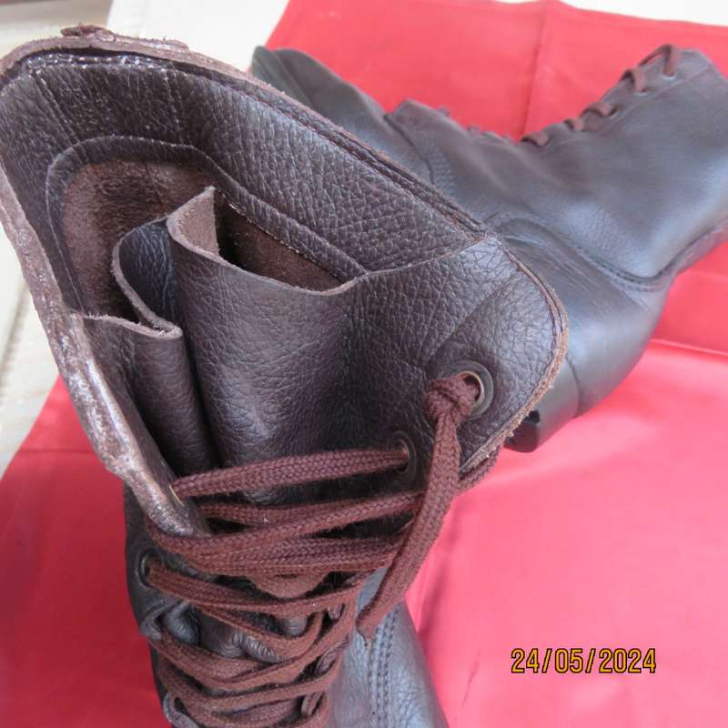 SADF brown genuine leather army boots in size  7. Army size 255. Issued in 2010 by DWS. As new.