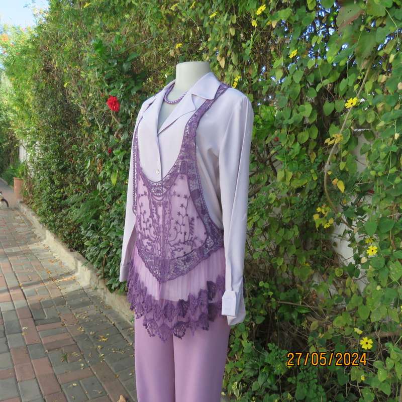 Versatile purple polycotton decorative lace top. By BELLEZZA SIGNORA size 36 best fit. As new.