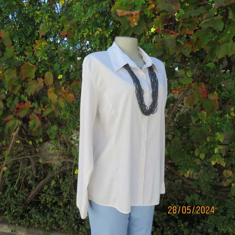 Soft white polycotton stretch shirt with embossed vertical stripes by FASHION EXPRESS size 40 to 42.