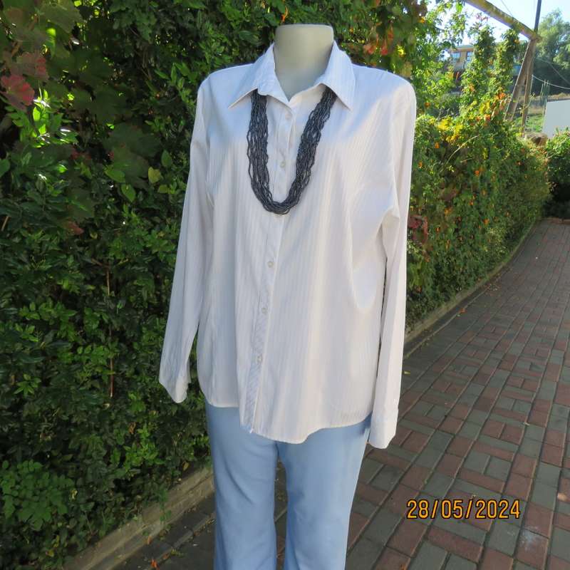 Soft white polycotton stretch shirt with embossed vertical stripes by FASHION EXPRESS size 40 to 42.