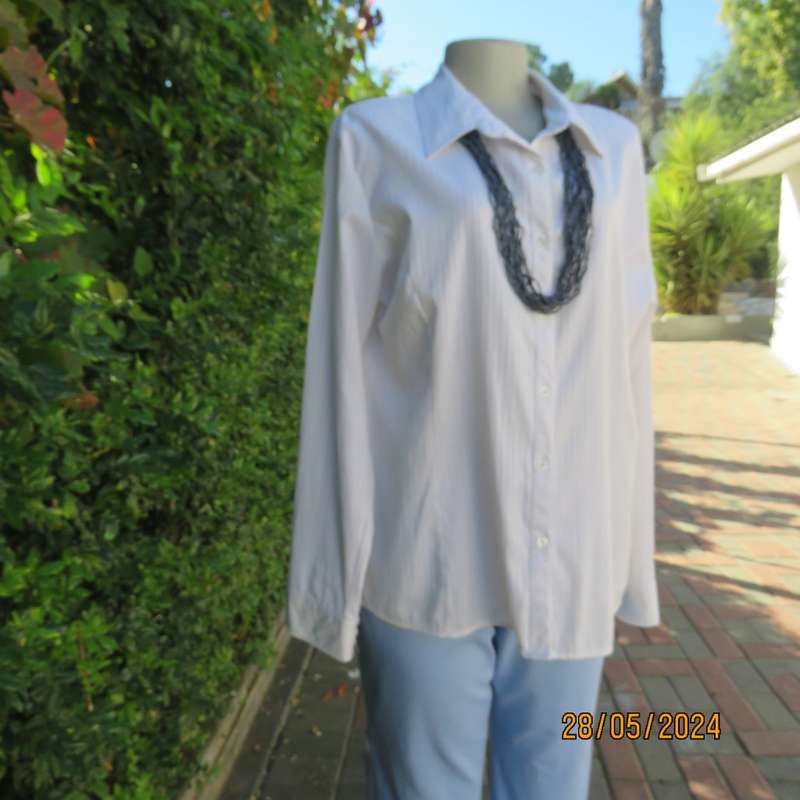 Soft white polycotton stretch shirt with embossed vertical stripes by FASHION EXPRESS size 40 to 42.