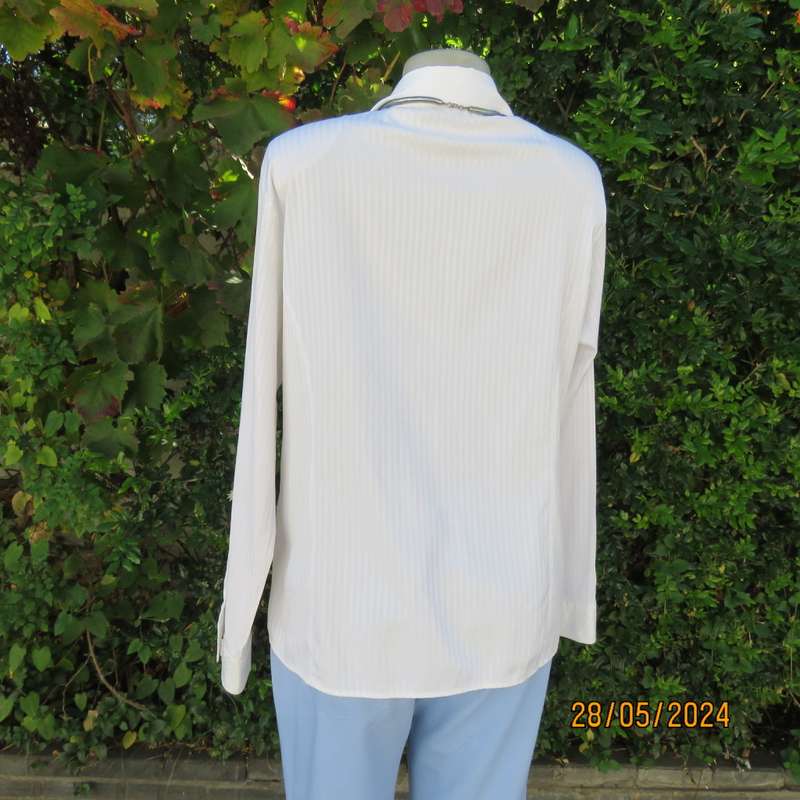 Soft white polycotton stretch shirt with embossed vertical stripes by FASHION EXPRESS size 40 to 42.