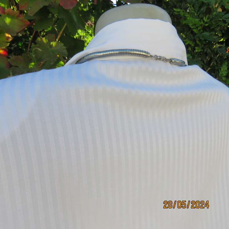 Soft white polycotton stretch shirt with embossed vertical stripes by FASHION EXPRESS size 40 to 42.