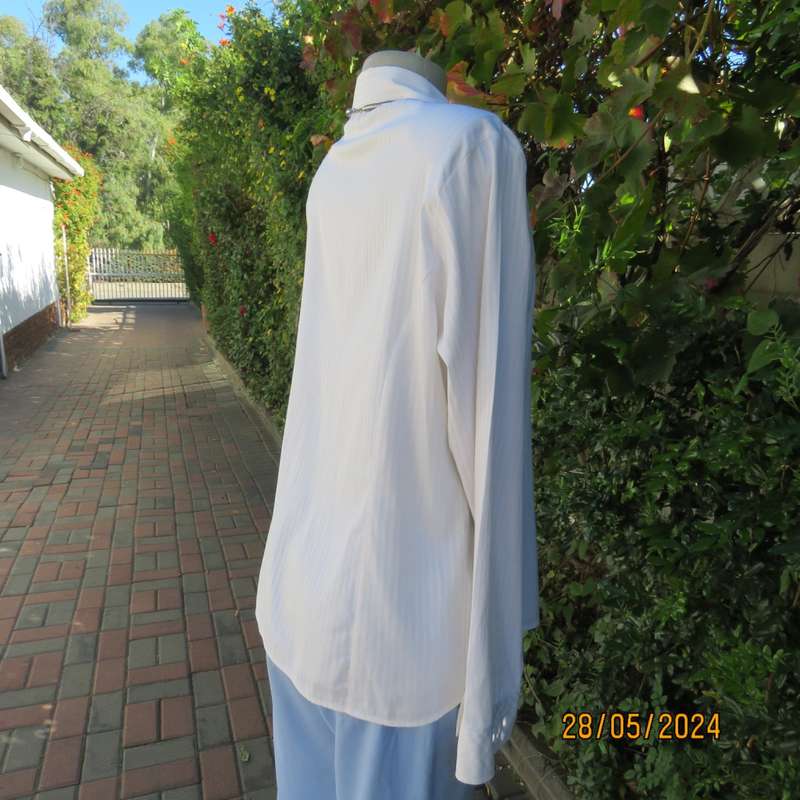Soft white polycotton stretch shirt with embossed vertical stripes by FASHION EXPRESS size 40 to 42.