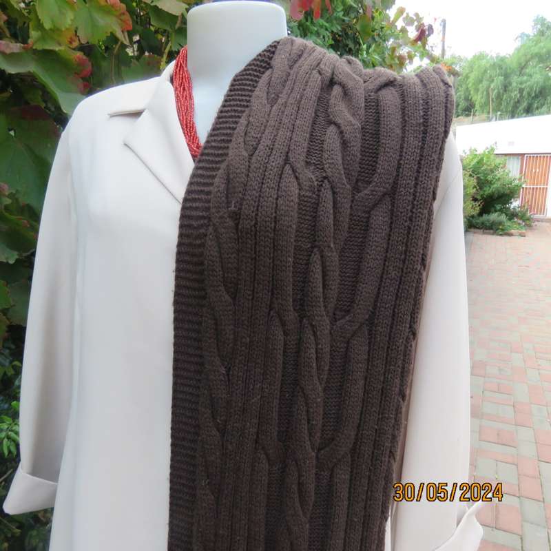 Amazing cosy dark brown cable knit soft acrylic scarf by H&M. 220cm c 40cm. New cond.