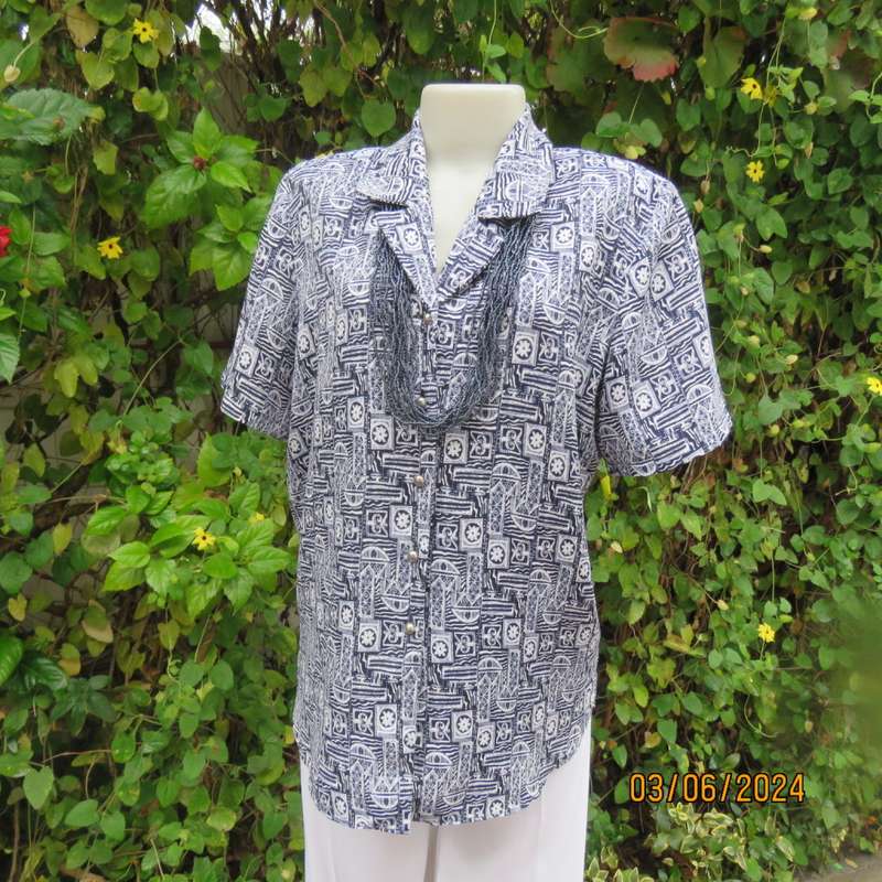 Smart navy/white geometric printed short sleeve polyester top size 38 by JADE. Open collar.As new.
