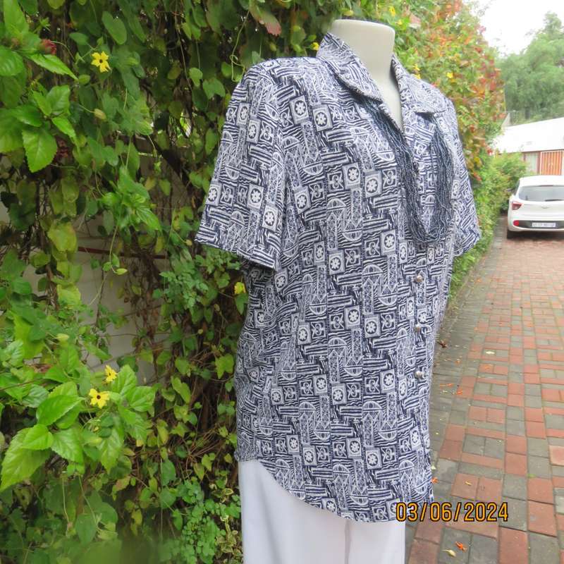 Smart navy/white geometric printed short sleeve polyester top size 38 by JADE. Open collar.As new.