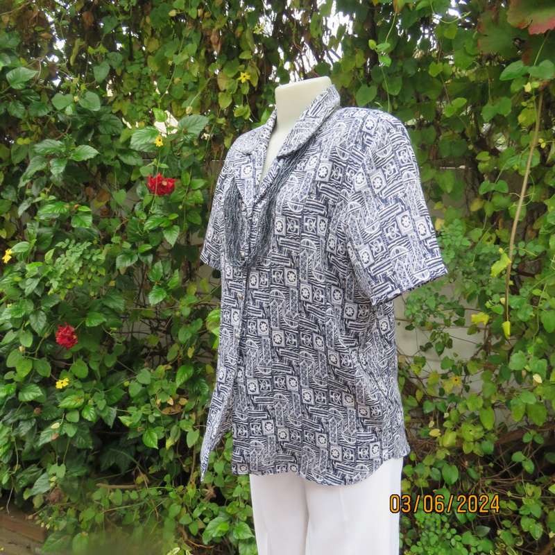 Smart navy/white geometric printed short sleeve polyester top size 38 by JADE. Open collar.As new.