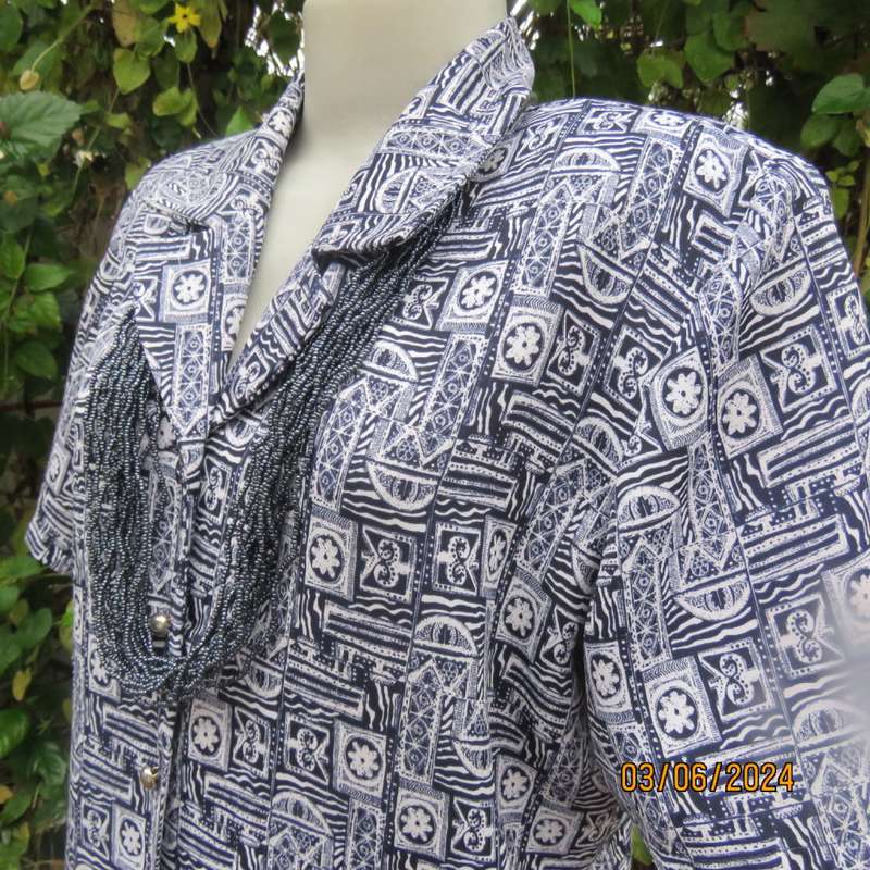 Smart navy/white geometric printed short sleeve polyester top size 38 by JADE. Open collar.As new.