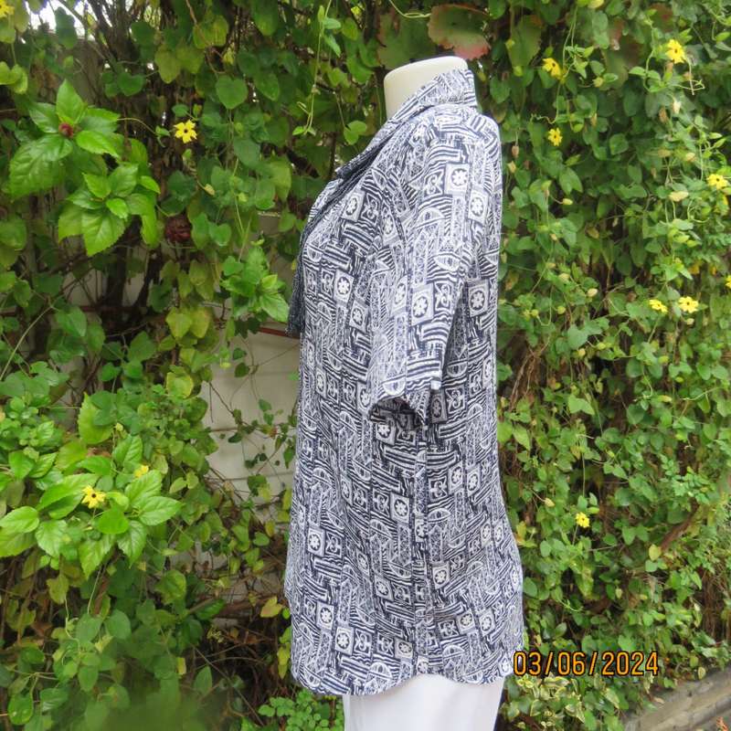 Smart navy/white geometric printed short sleeve polyester top size 38 by JADE. Open collar.As new.