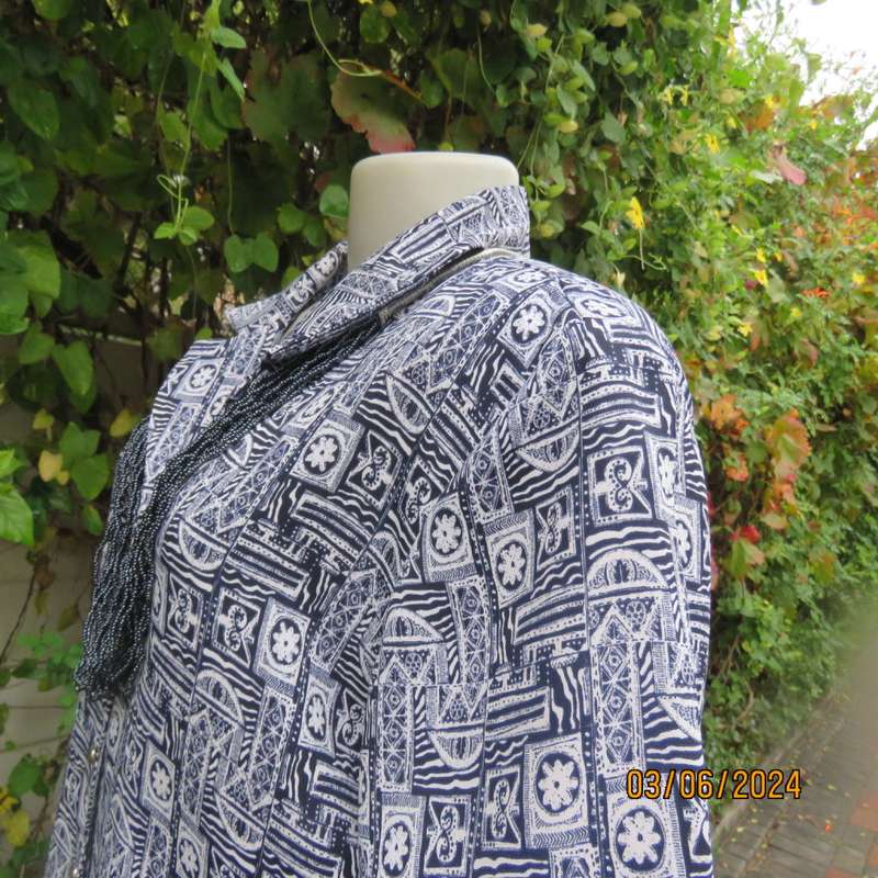 Smart navy/white geometric printed short sleeve polyester top size 38 by JADE. Open collar.As new.