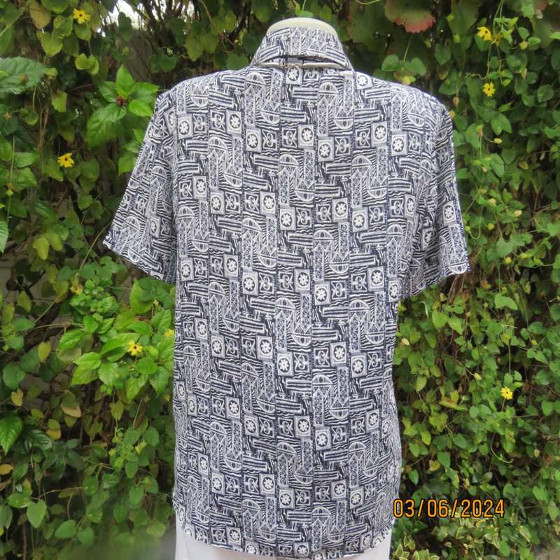 Smart navy/white geometric printed short sleeve polyester top size 38 by JADE. Open collar.As new.
