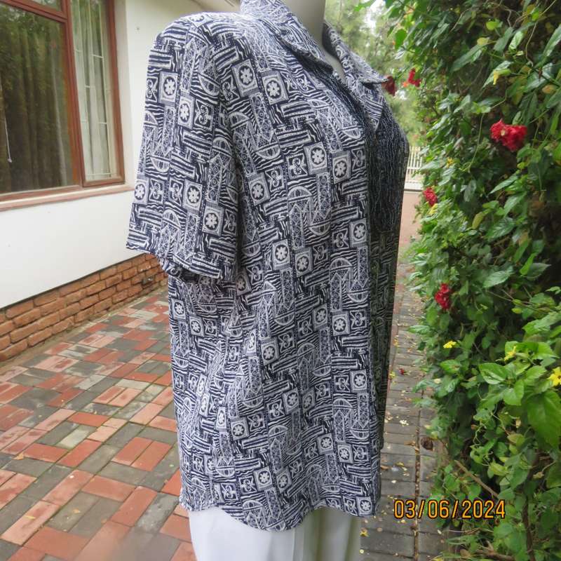 Smart navy/white geometric printed short sleeve polyester top size 38 by JADE. Open collar.As new.