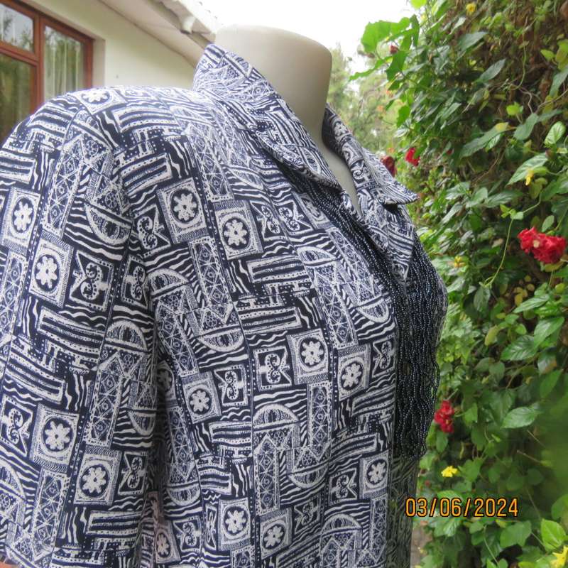 Smart navy/white geometric printed short sleeve polyester top size 38 by JADE. Open collar.As new.