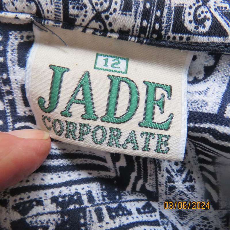 Smart navy/white geometric printed short sleeve polyester top size 38 by JADE. Open collar.As new.