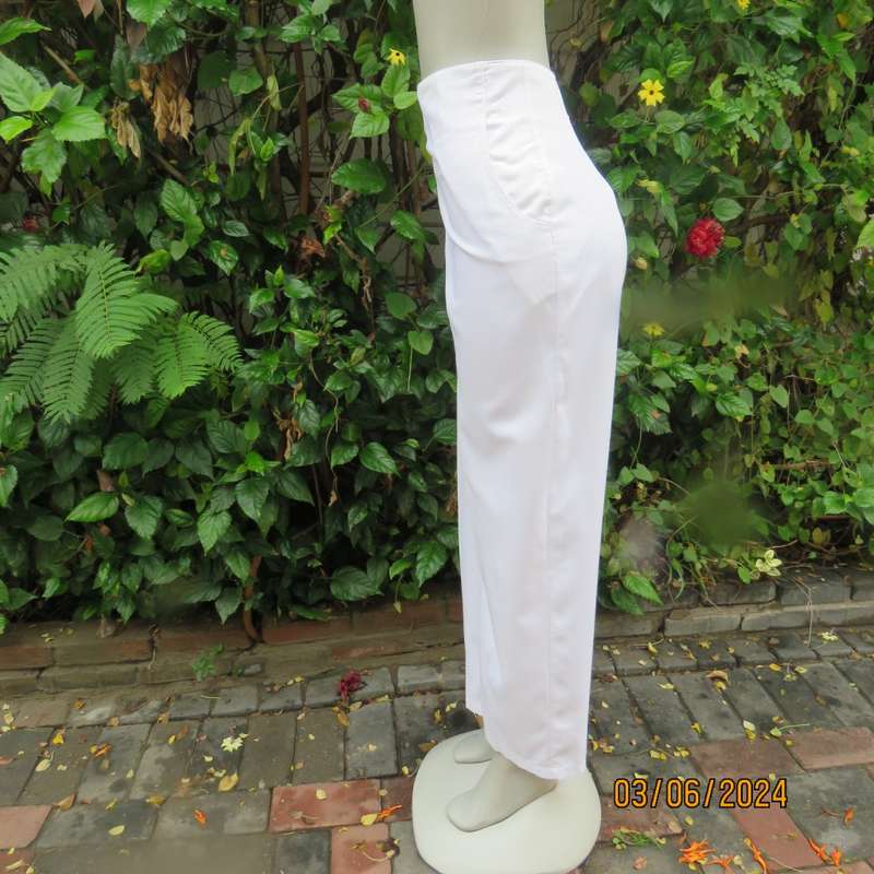White high waisted pants by INWEAR size 36/12. Worn with belt!Cotton/viscose. Size pockets.As new