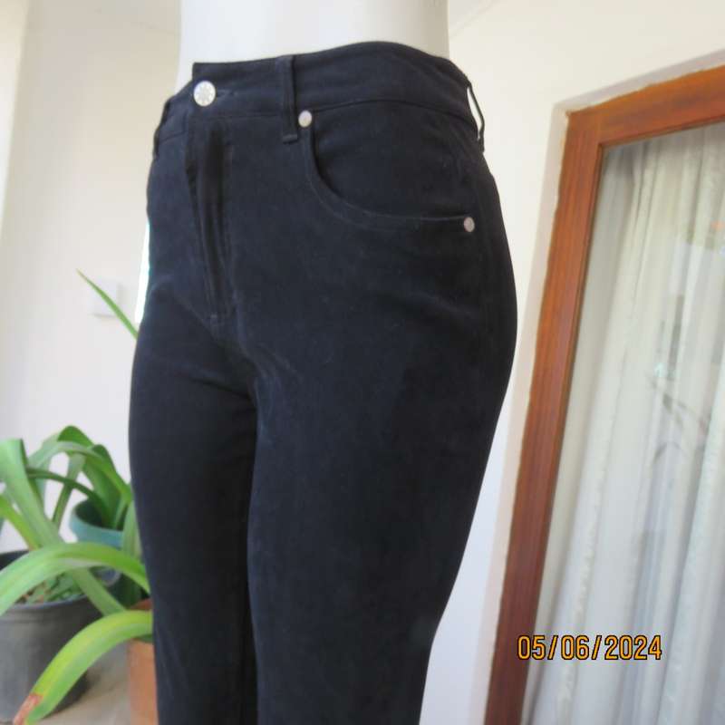 Perfect fit black suede look pants with 2 front pockets. Skinny legs. Stretch polyester. Size 36.