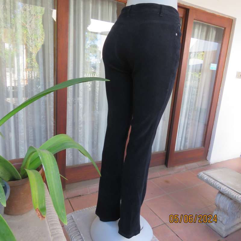 Perfect fit black suede look pants with 2 front pockets. Skinny legs. Stretch polyester. Size 36.