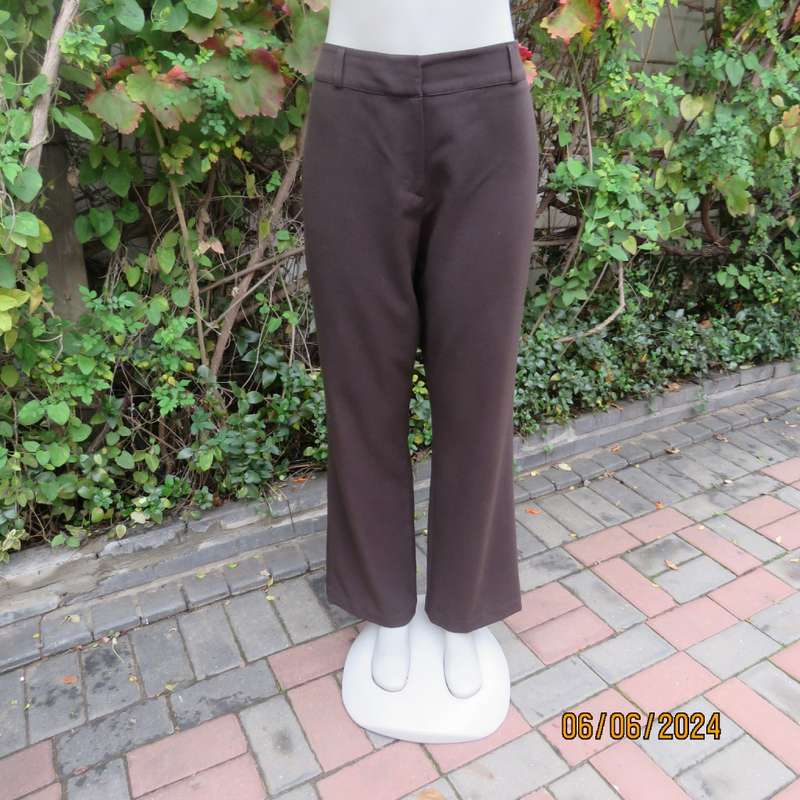 Dark choc brown straight leg dress pants in poly/viscose stretch. Size 40 by WOOLWORTHS. New cond.