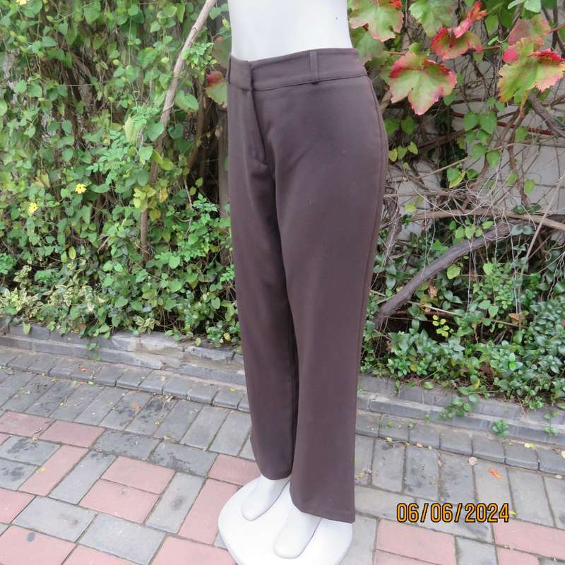 Dark choc brown straight leg dress pants in poly/viscose stretch. Size 40 by WOOLWORTHS. New cond.