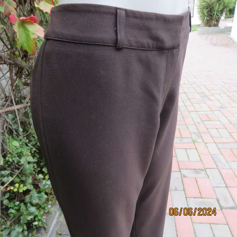 Dark choc brown straight leg dress pants in poly/viscose stretch. Size 40 by WOOLWORTHS. New cond.