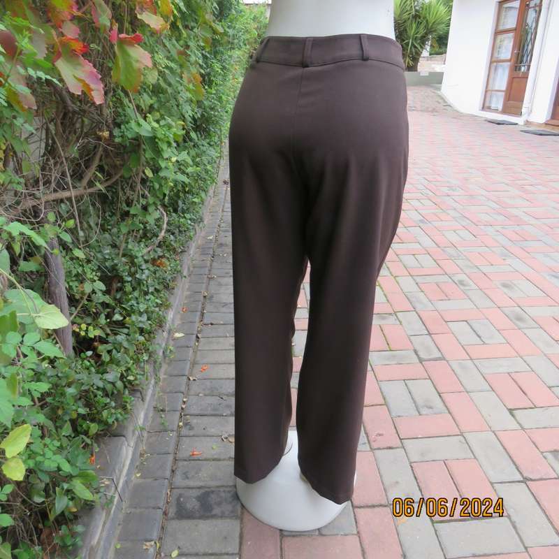 Dark choc brown straight leg dress pants in poly/viscose stretch. Size 40 by WOOLWORTHS. New cond.