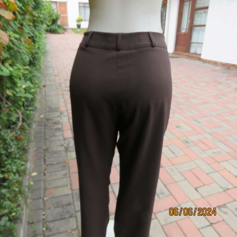 Dark choc brown straight leg dress pants in poly/viscose stretch. Size 40 by WOOLWORTHS. New cond.