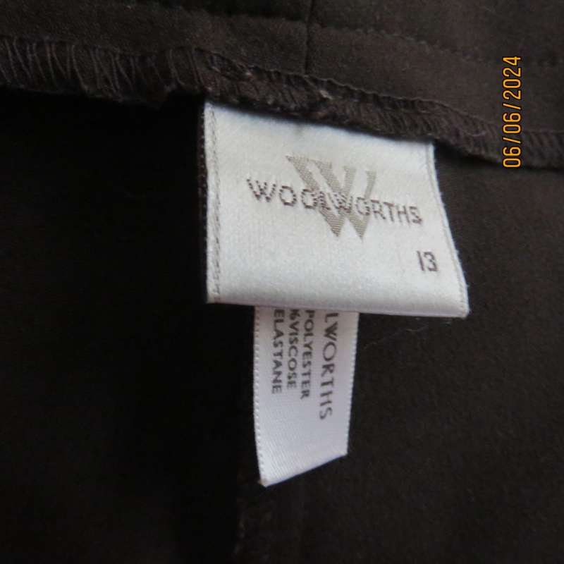 Dark choc brown straight leg dress pants in poly/viscose stretch. Size 40 by WOOLWORTHS. New cond.
