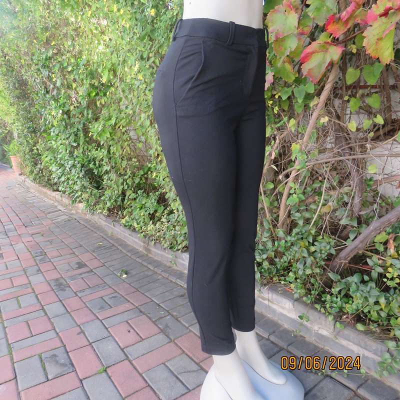 High quality black skinny pants in heavy stretch polycotton. Size 33 by H&M. Side pockets. New cond.