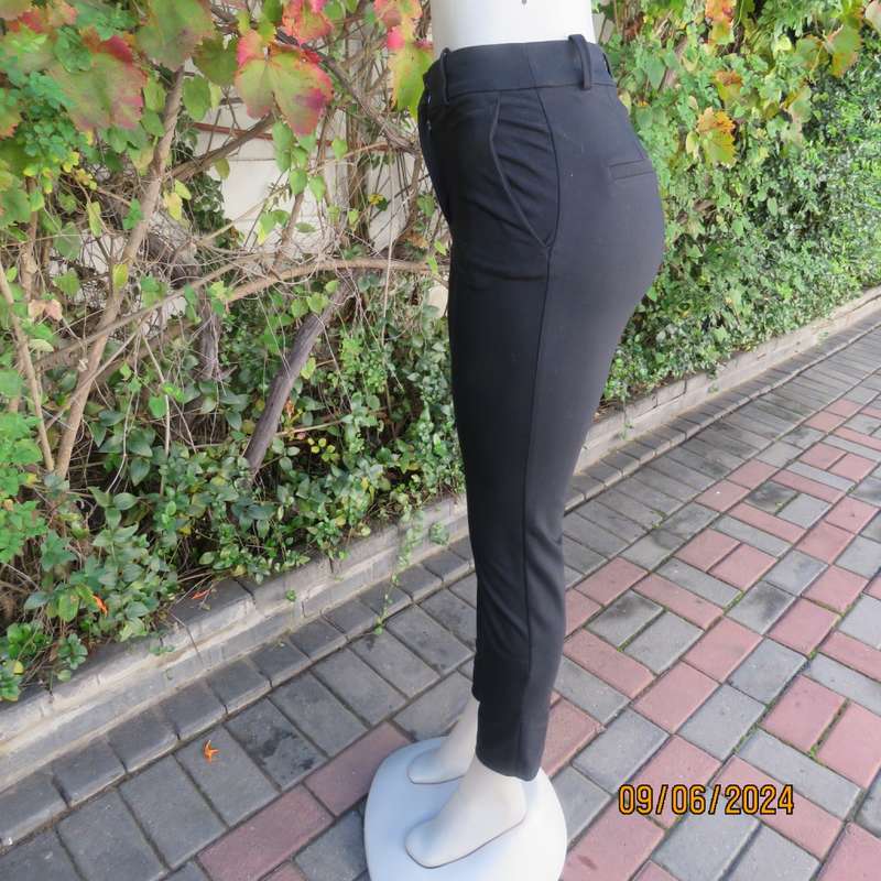 High quality black skinny pants in heavy stretch polycotton. Size 33 by H&M. Side pockets. New cond.