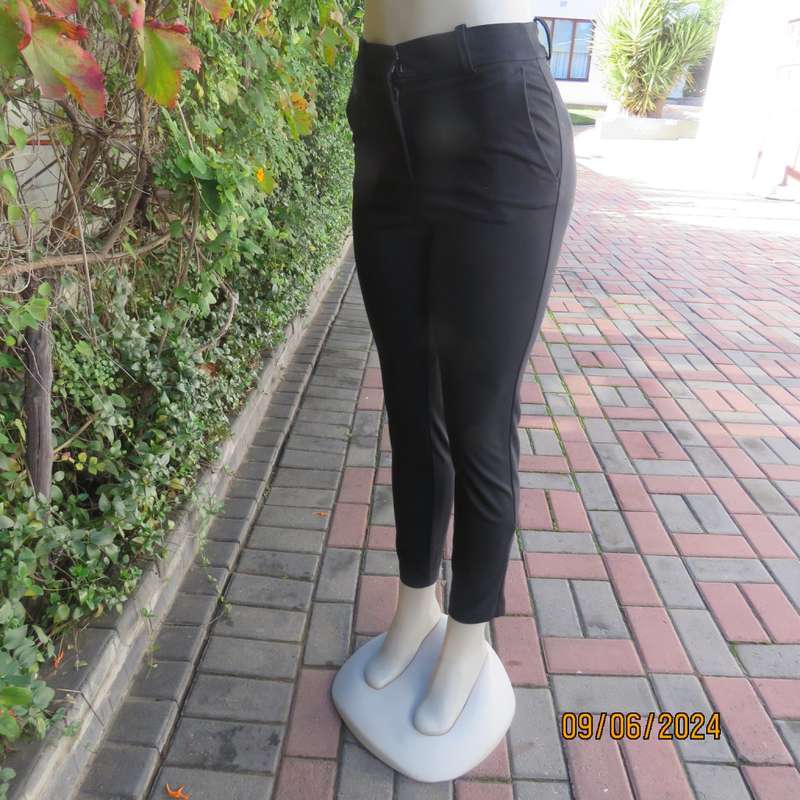 High quality black skinny pants in heavy stretch polycotton. Size 33 by H&M. Side pockets. New cond.