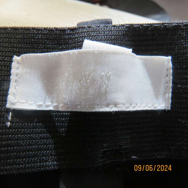 High quality black skinny pants in heavy stretch polycotton. Size 33 by H&M. Side pockets. New cond.