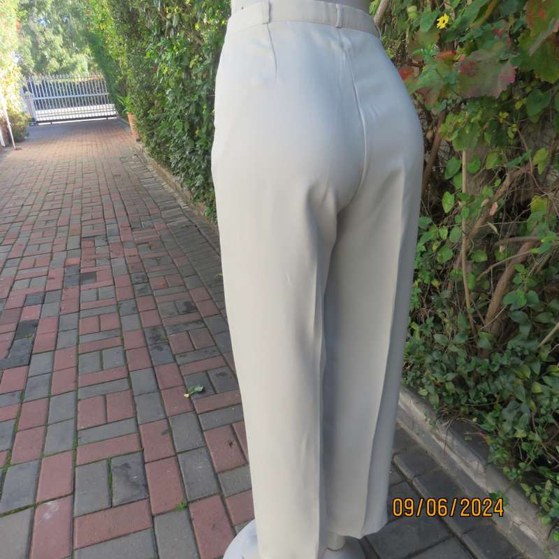 Fabulous beige pants in poly/viscose blend size 40 by MERIEN HALL. Pleated front. Side pockets.
