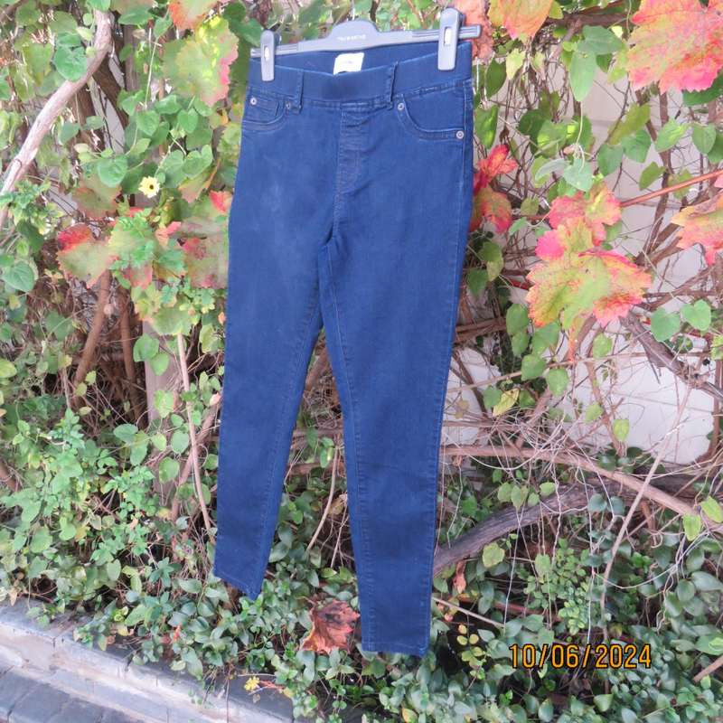 Navy skinny leg jeggings in polycotton stretch. Back pockets. Size 32 by EXACT. Brand new cond.