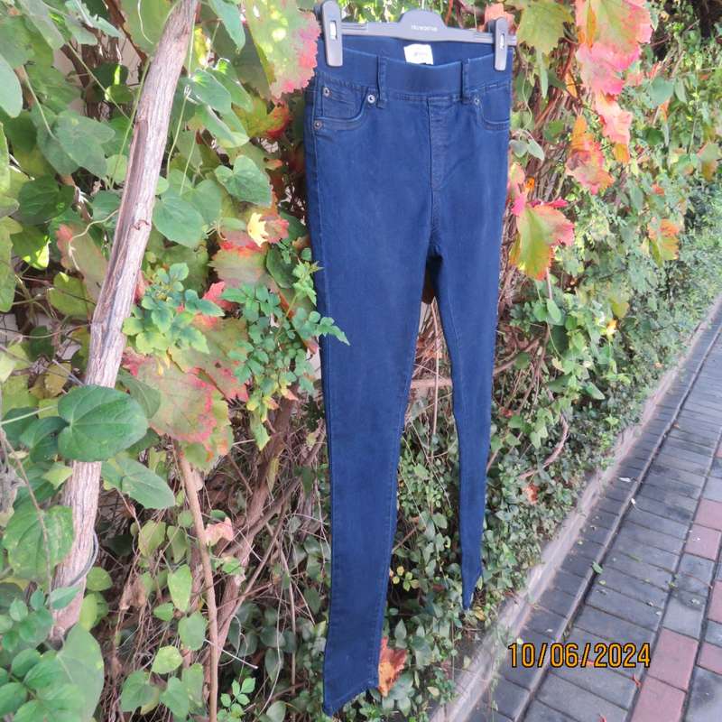 Navy skinny leg jeggings in polycotton stretch. Back pockets. Size 32 by EXACT. Brand new cond.