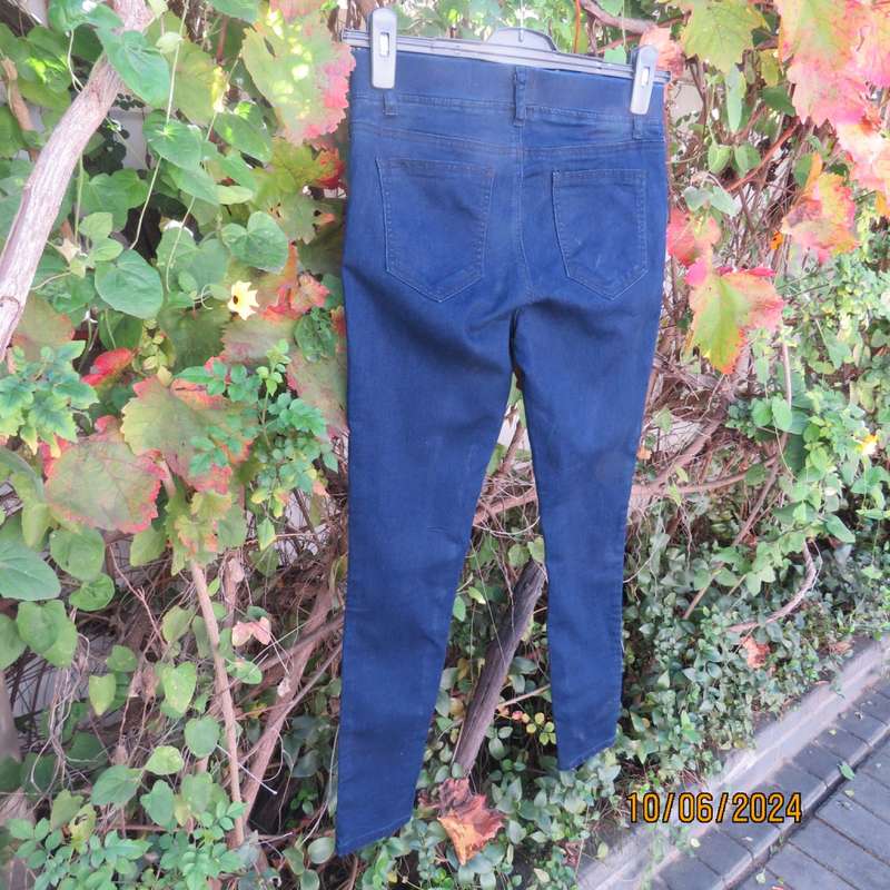 Navy skinny leg jeggings in polycotton stretch. Back pockets. Size 32 by EXACT. Brand new cond.