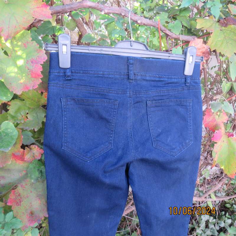 Navy skinny leg jeggings in polycotton stretch. Back pockets. Size 32 by EXACT. Brand new cond.